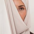 Femme portant le Hijab Dégradé Nuage Écru  dans un cadre minimaliste  en studio- Mimi Kiseki